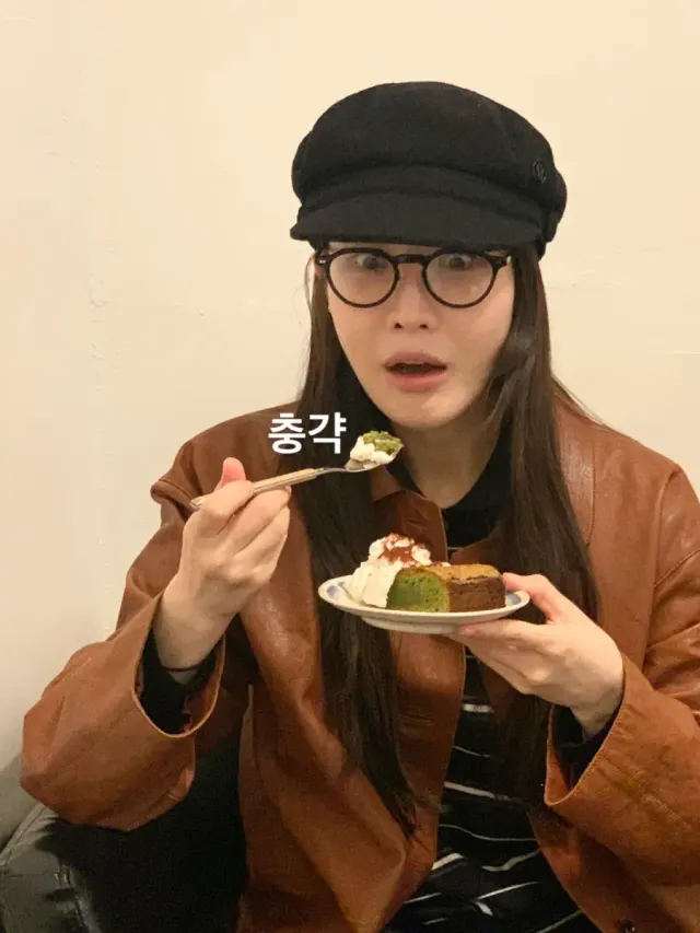 뿔테 안경 + 브라운 레더 코트 | 지적 분위기와 캐주얼함을 동시에 잡은 스타일링 /사진=이해리 인스타그램