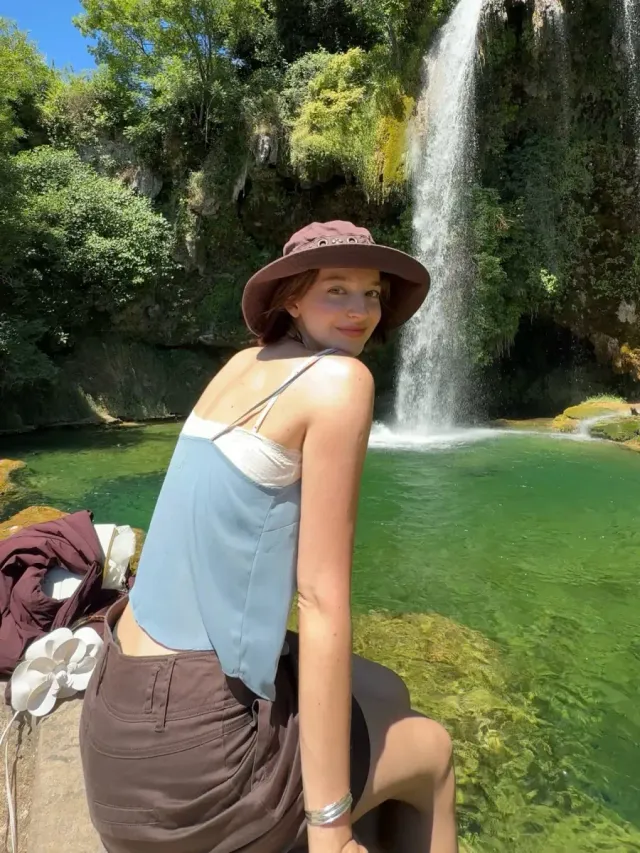 {스카이 블루 슬리브리스} | {폭포보다 시원한 컬러감으로 완성한 청량한 숲속 룩} /사진=안젤리나 다닐로바 인스타그램