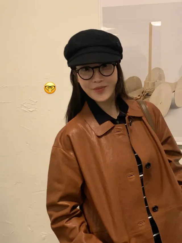 블랙 캡 + 브라운 레더 코트 | 컬러 대비로 완성한 빈티지 시크 룩 /사진=이해리 인스타그램