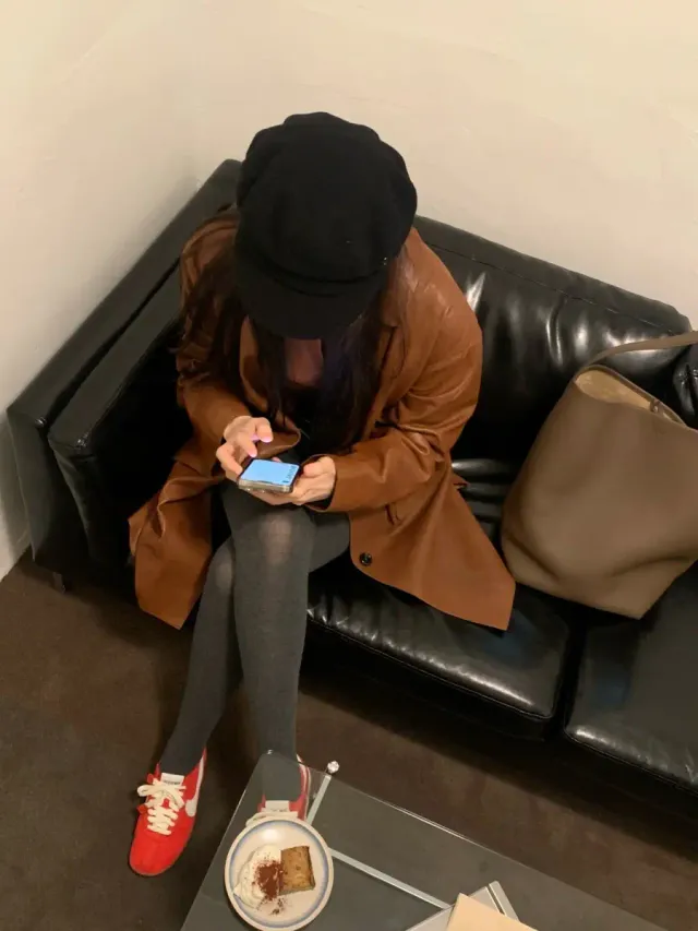 블랙 캡 + 레드 나이키 스니커즈 | 포인트 컬러로 살린 빈티지 카페 룩 /사진=이해리 인스타그램