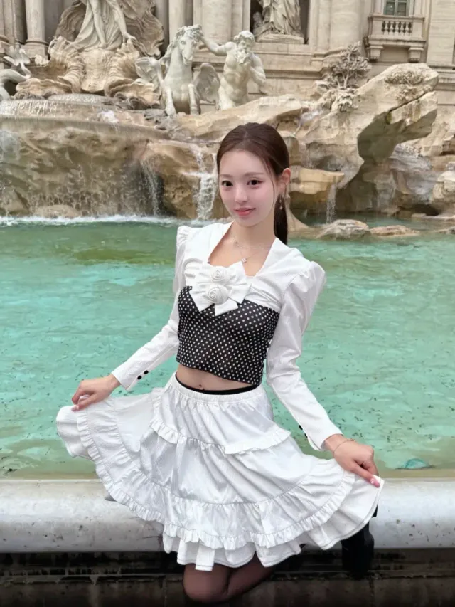 도트 뷔스티에 & 로사 디테일 | 레트로한 도트 패턴과 입체적인 꽃 장식으로 완성한 로맨틱 페미닌 스타일 /사진=유시은 인스타그램