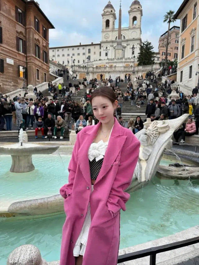 화이트 셔링 블라우스 | 젤라또만큼 달콤한 무드를 자아내는 풍성한 퍼프 소매의 러블리 룩 /사진=유시은 인스타그램