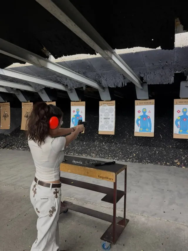 {화이트 크롭 톱 & 크로스 패치 팬츠} | 사격장도 런웨이로 만드는 강렬한 와일드 화이트 룩 /사진=지효 인스타그램