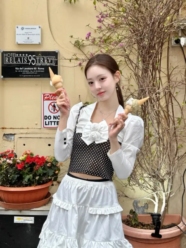 핫핑크 오버코트 | 클래식한 이탈리아 풍경을 배경으로 강렬한 존재감을 드러내는 비비드 핑크 룩 /사진=유시은 인스타그램