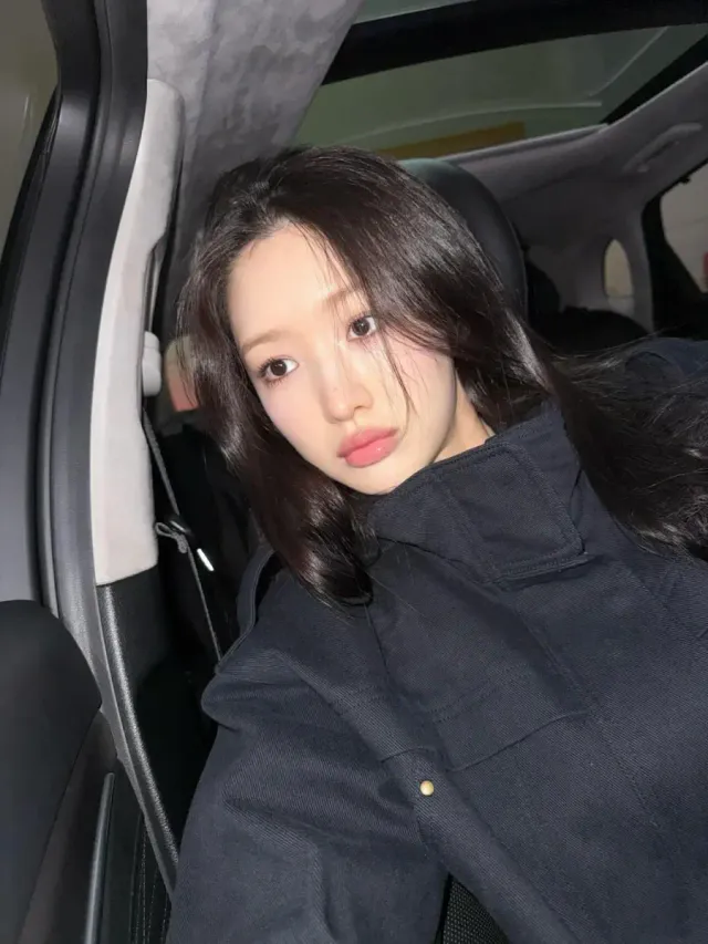 올블랙 유틸리티 재킷 | 포켓 디테일과 스냅 단추로 완성한 시크 무드 아우터 /사진=조혜주 인스타그램