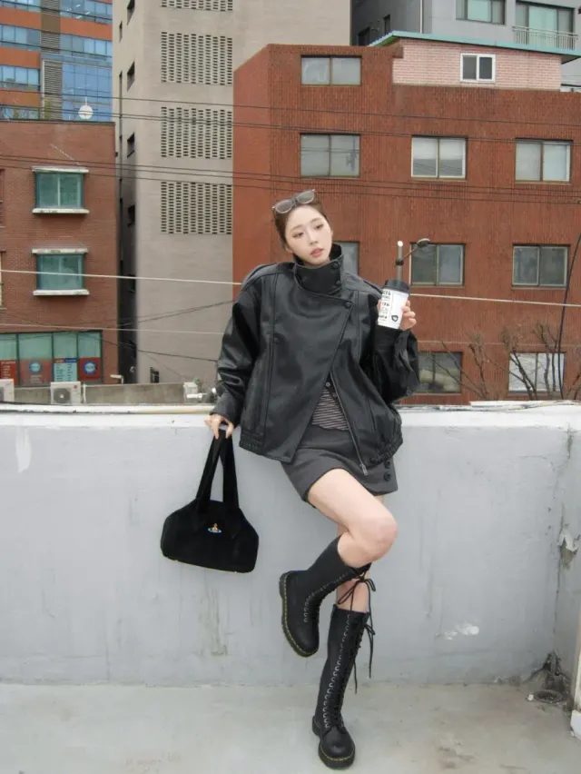 오버사이즈 레더 재킷 + 닥터마틴 롱부츠 | 강렬한 블랙 온 블랙 스트리트 룩