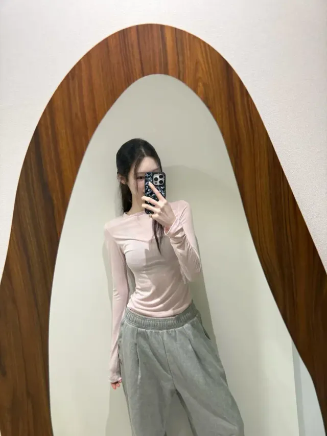 핑크 슬림핏 이너+그레이 스웨트팬츠 | 타이트 상의×루즈 하의 대비로 완성한 애슬레저 비율 코디 /사진=조혜주 인스타그램