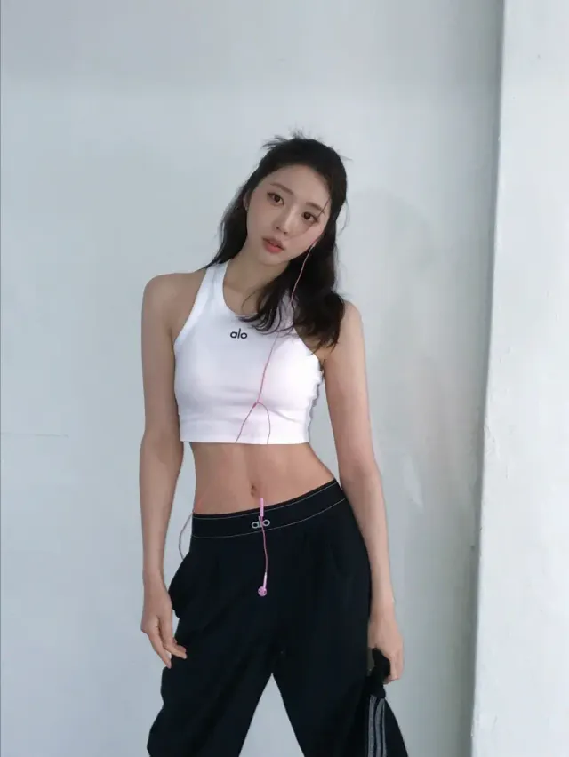 alo 크롭탑 + 블랙 와이드 팬츠 + 아우터 레이어드 | 토트백으로 완성한 데일리 애슬레저