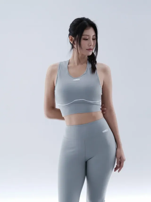 그레이 레깅스 | 하이웨이스트 핏으로 허리 라인을 안정감 있게 잡아주는 애슬레저 룩 /사진=강소연 인스타그램
