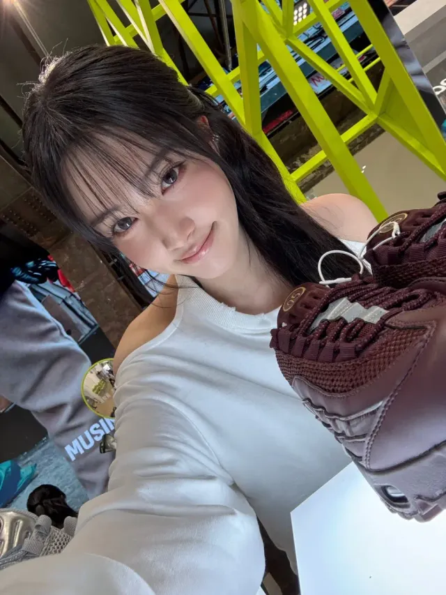 에어맥스95 실버 컬러웨이 | 팝업 전시 앞에서 포착한 올화이트 베이스 코디 /사진=스테이씨 윤 인스타그램