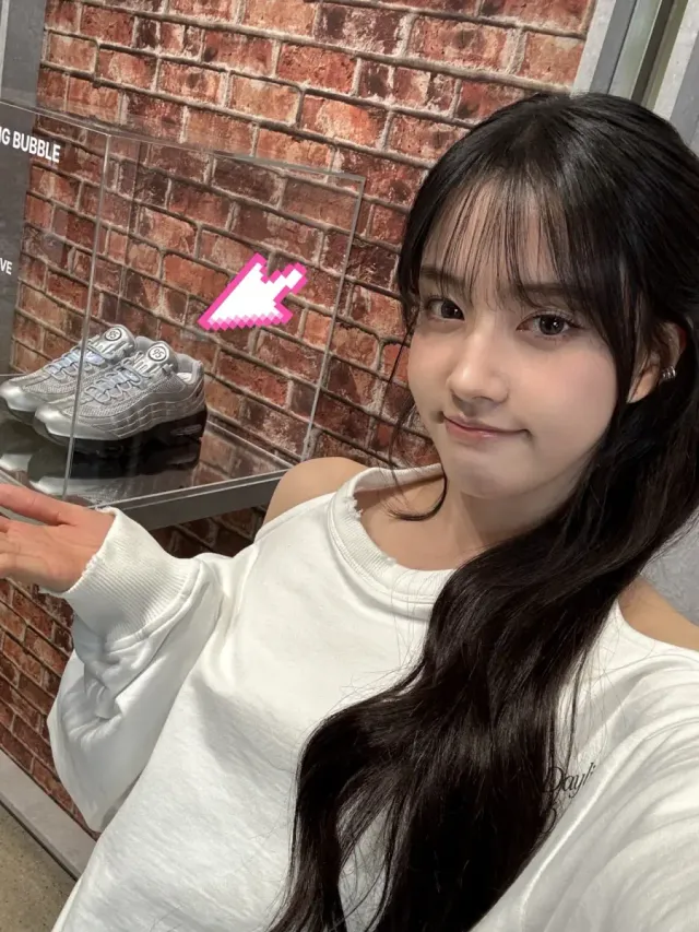 나이키 에어맥스95 버건디 컬러 | 팝업에서 직접 픽한 다크 버건디 스니커즈 /사진=스테이씨 윤 인스타그램