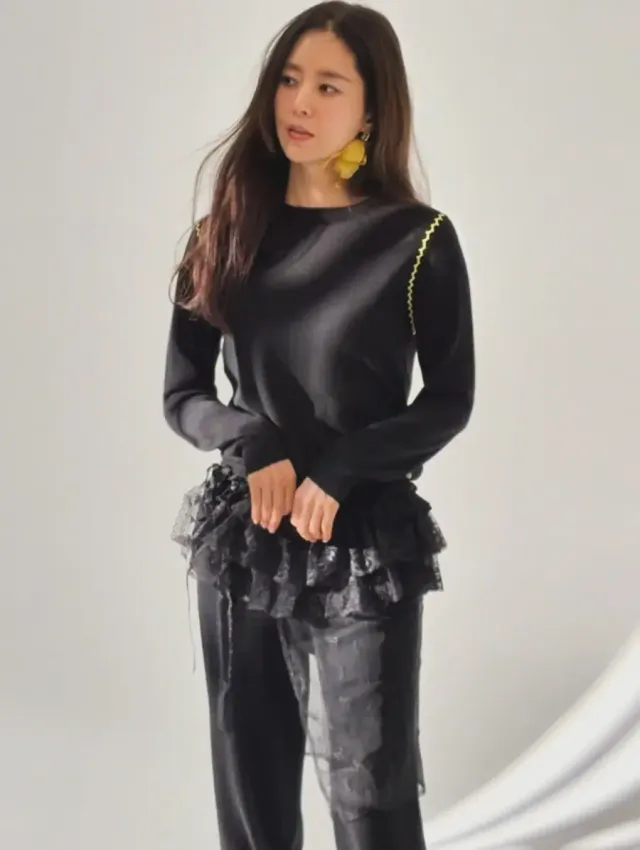 레이스 티어드 스커트 | 블랙 팬츠 위에 덧입은 레이스 스커트가 만들어내는 로맨틱하고 힙한 실루엣 /사진=한채아 인스타그램