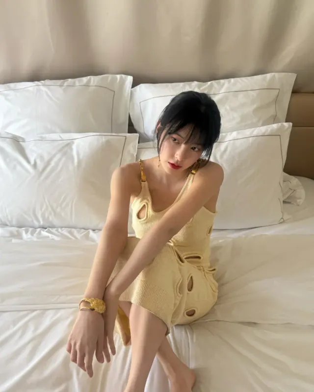 컷아웃 니트 드레스 | 옐로우 컬러의 니트 소재와 독특한 컷아웃 디테일로 유니크한 무드 연출