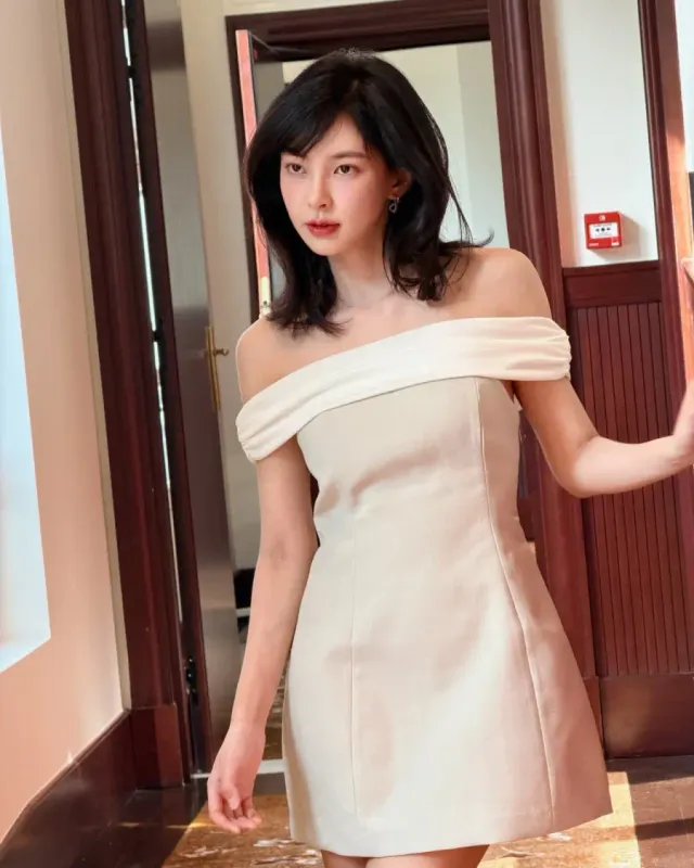 미니멀 이어링 | 깔끔하게 떨어지는 드레스 라인에 실버 드롭 이어링을 매치해 고급스러운 포인트 완성