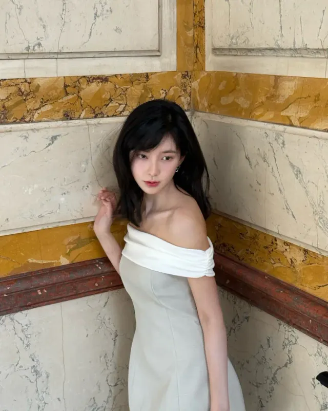 오프숄더 미니 드레스 | 화이트 밴딩 포인트가 가미된 베이지 톤 드레스로 가녀린 어깨 라인 강조