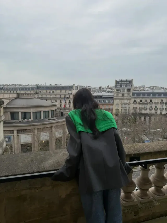 그레이 더블 버튼 재킷 + 그린 니트 레이어링 클로즈업 | 파리 창가에서 포착된 지젤의 정면 룩 /사진=지젤 인스타그램