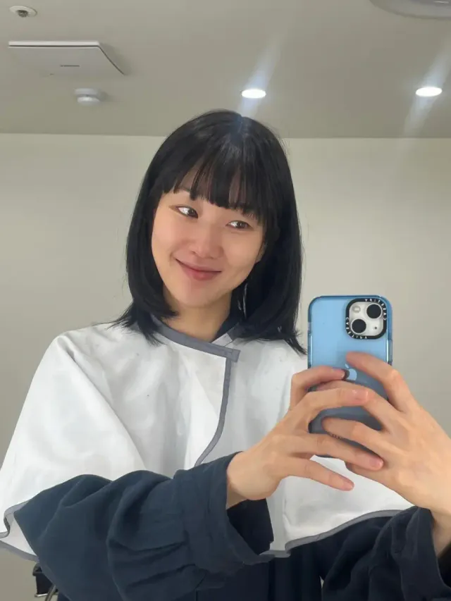 대기실에서 포착된 하윤경의 내추럴한 모습 | 뱅 헤어마저 찰떡같이 어울리는 동안 미모 /사진=하윤경 인스타그램