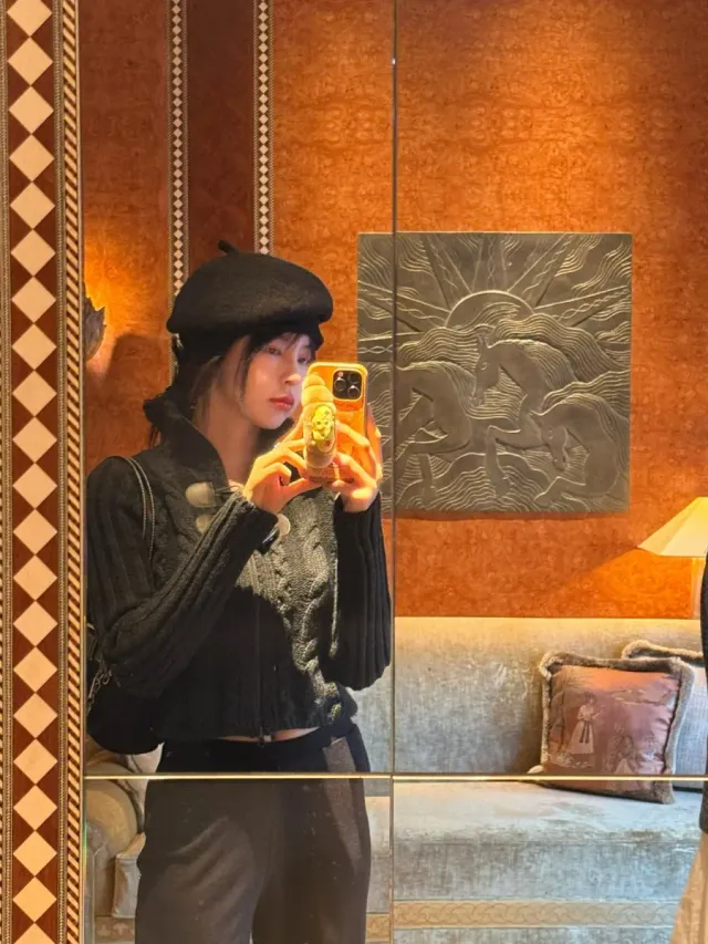 베레모 & 다크 니트 슬랙스 코디 | 호텔 미러에서 담긴 파리 여행자의 다크 빈티지 무드 /사진=신수현 인스타그램