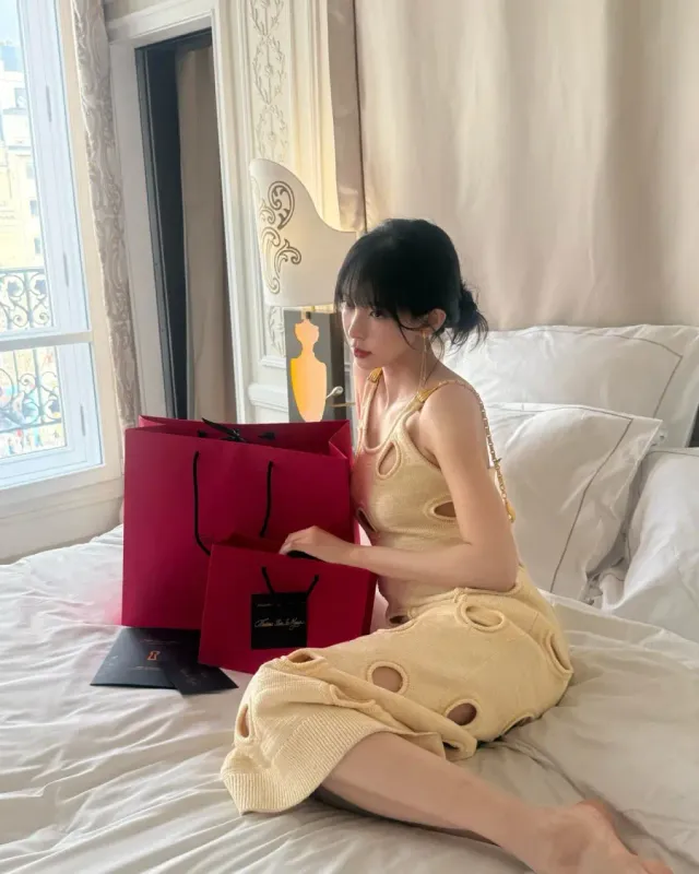 골드 뱅글 & 체인 스트랩 | 볼드한 골드 액세서리와 체인 디테일을 더해 럭셔리한 리조트 룩 무드 극대화