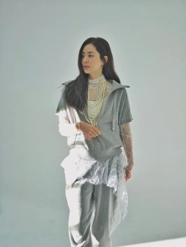 옐로우 스티치 블랙 니트 | 어깨 라인의 자수 디테일과 화려한 귀걸이로 생기를 더한 올블랙 스타일링 /사진=한채아 인스타그램