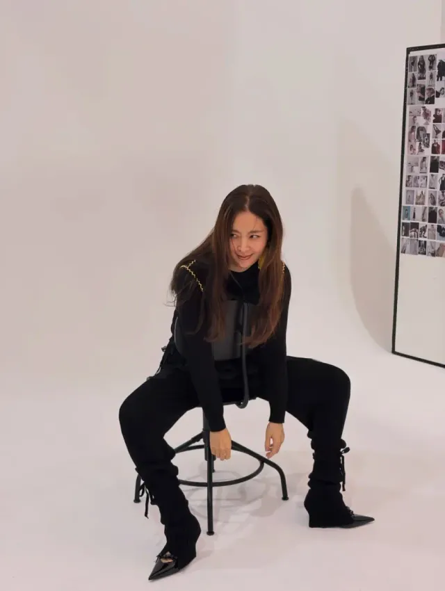 니트 포인티드 부츠 | 조거 스타일 팬츠와 매치해 스포티함과 시크함을 동시에 잡은 슈즈 스타일링 /사진=한채아 인스타그램