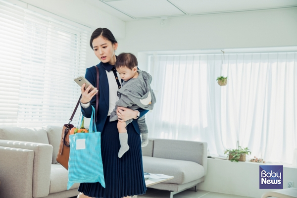 육아휴직급여 150만 원 중 25%는 복직 후에 지급하는 현행 제도가 부모들을 부당하게 곤궁한 지경에 내몰고 있다. ⓒ베이비뉴스