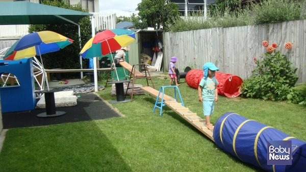 작지만 다양한 놀이가 이루어지는 뉴질랜드의 20-30명 규모 차일드케어센터 실외놀이터. ⓒ김영명