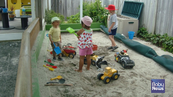 작지만 다양한 놀이가 이루어지는 뉴질랜드의 20-30명 규모 차일드케어센터 실외놀이터. ⓒ김영명