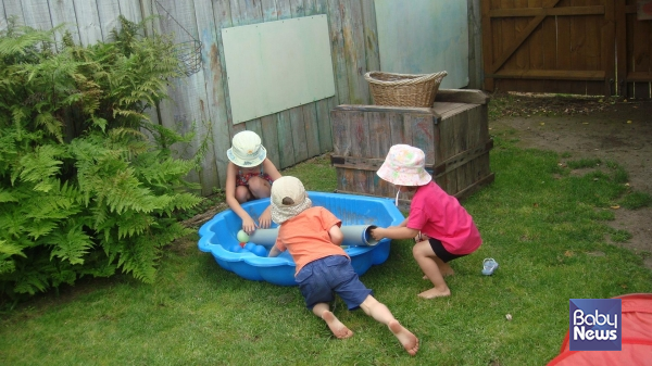 작지만 다양한 놀이가 이루어지는 뉴질랜드의 20-30명 규모 차일드케어센터 실외놀이터. ⓒ김영명