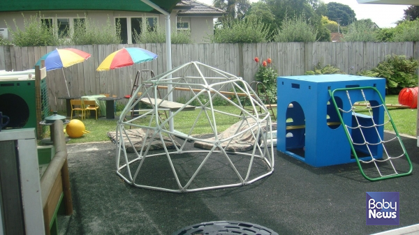 작지만 다양한 놀이가 이루어지는 뉴질랜드의 20-30명 규모 차일드케어센터 실외놀이터. ⓒ김영명