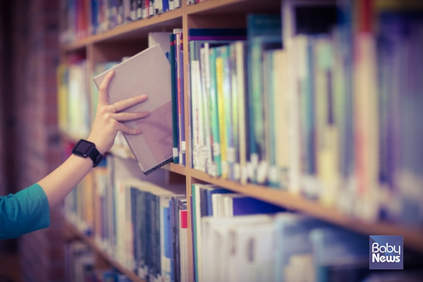 전국 공공도서관 2개 중 1개는 수도권에 있으며, 지역별 시설 수와 이용자 수가 불균형한 것으로 나타났다고 민형배 의원이 밝혔다. ⓒ베이비뉴스