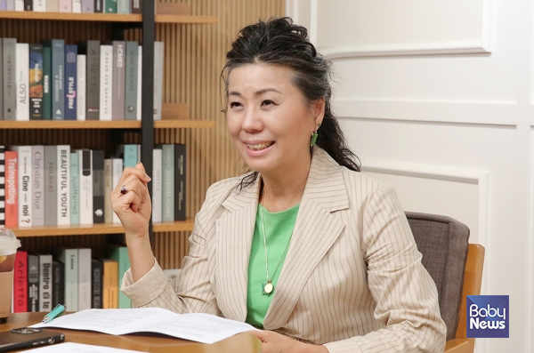 황옥경 육아정책연구소장이 베이비뉴스 소장섭 편집국장이 진행하는 데스크가만난사람 인터뷰에 응하고 있다. 이효상 기자 ⓒ베이비뉴스