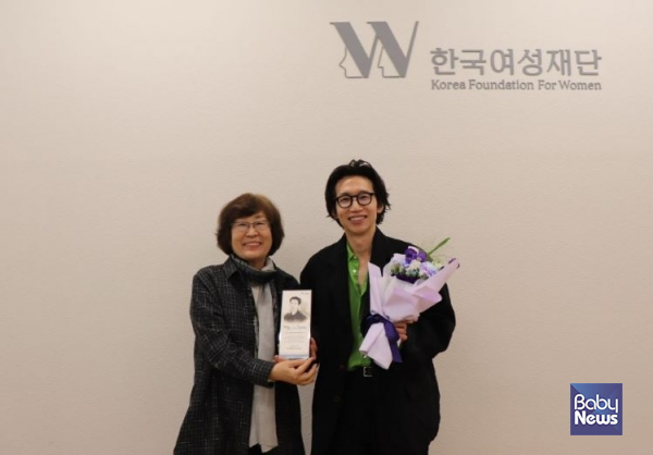 장필화 한국여성재단 이사장과 배우 봉태규가 홍보대사 위촉 기념 촬영을 하고 있다. ⓒ한국여성재단