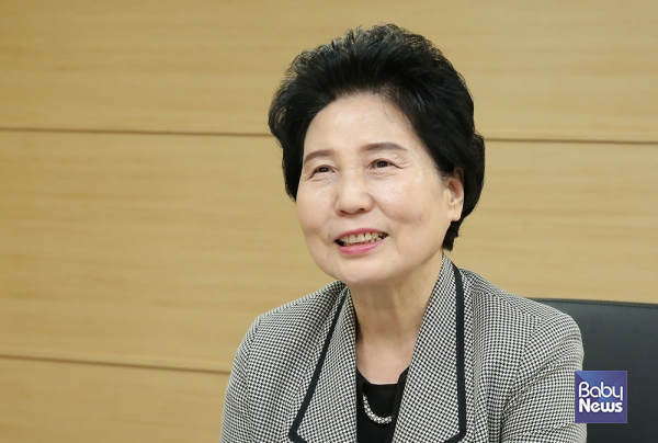 김영옥 어린이집안전공제회 이사장이 10월 29일 베이비뉴스 데스크가 만난 사람 인터뷰에서 창립 15주년을 맞는 소회를 밝히고 있다. 이효상 기자 ⓒ베이비뉴스