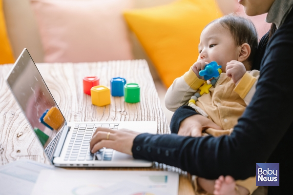 아이 키우는 가정은 아이가 없는 가정보다 생각보다 근심과 걱정이 많았다. 최근의 육아 경향 중 하나로 '몰입육아'가 확대되며 이 몰입육아에 대한 부담감이 출산을 미루거나 포기하게 만든다는 분석도 있다. 아빠의 몰입육아 수준은 계층 간 차이가 있었으나, 엄마의 몰입육아 수준은 학력 등 계층 간 차이를 보이지 않아 오히려 더 불평등한 요소로 작용할 수 있다는 문제도 제기됐다.&nbsp;ⓒ베이비뉴스