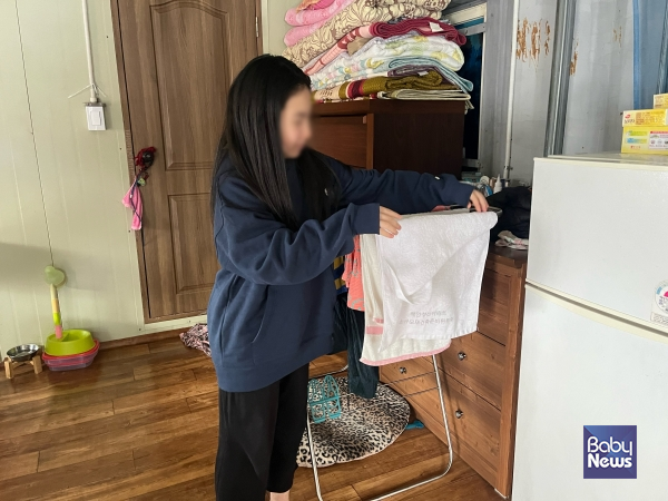 가족돌봄아동 연우(가명)가 집안 일을 하고 있다. ⓒ초록우산