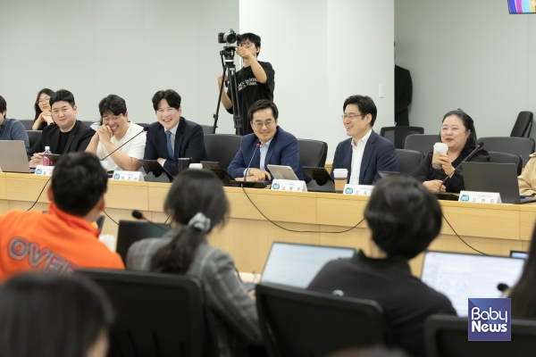 25일 오후 경기도청 율곡홀에서 김동연 경기도지사, 오병권 행정1부지사, 인구톡톡위원 등을 비롯한 관계자 및 전문가 등이 참석한 가운데 제8차 인구톡톡위원회가 열리고 있다. ⓒ경기도