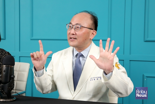 키 성장을 저해하는 요인 일곱가지에 대해 설명하는 황만기 원장. 이효상 기자. ⓒ베이비뉴스
