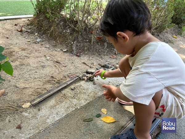 흙과 모래, 돌멩이도 아이에게 훌륭한 장난감이 된다. ⓒ공동육아와공동체교육