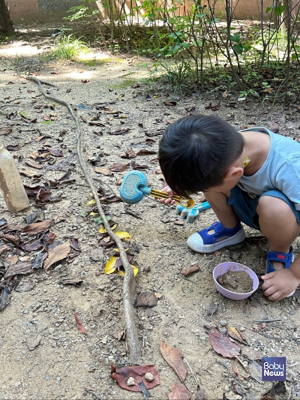 자연 속에서 자신만의 즐길거리를 찾아 노는 아이. ⓒ공동육아와공동체교육