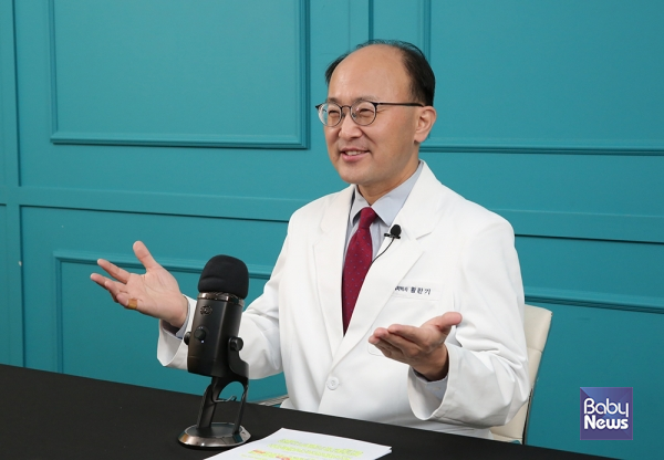 아이 키성장과 관련해 조언하고 있는 황만기 황만기키본한의원 대표원장. 이효상 기자 ⓒ베이비뉴스