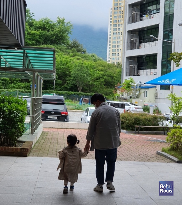 초록우산 대전종합사회복지관 오백룡 대리가 가정위탁 지원 아동과 걸어가고 있다. ⓒ초록우산