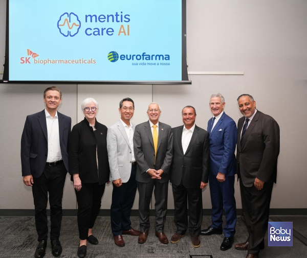 SK바이오팜과 유로파마가 합작법인 ‘멘티스 케어(Mentis Care)’ 출범을 기념해 기념 촬영을 하고 있다. (왼쪽부터) 로드리고 페레이라 유로파마 글로벌 사업·디지털 담당 총괄, 셸리 캐럴 토론토시 예산위원장, 이동훈 SK바이오팜 대표이사, 빅터 페델리 캐나다 온타리오주 경제개발·일자리창출·무역부 장관, 하산 코톱 멘티스 케어 CEO, 스티븐 런드 토론토글로벌 CEO, 카와르 나심 인베스트 온타리오 CEO. ⓒSK바이오팜