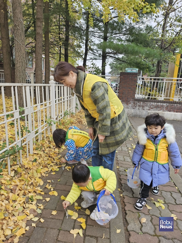 가정어린이집은 지역사회와의 밀접한 연결을 통해 ‘마을이 아이를 키운다’는 돌봄 철학을 실현한다. 지역사회연계활동에서 영아들이 일상속에서 사회성을 기르고, 나눔의 가치를 배울수 있도록 다양한 경험을 제공하고 있다. ⓒ한국가정어린이집연합회