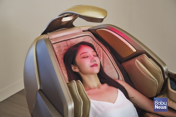 바디프랜드 에스테틱 헬스케어로봇 ‘퀀텀 뷰티캡슐’ 라이트 케어 모드를 사용하고 있는 모델. ⓒ바디프랜드