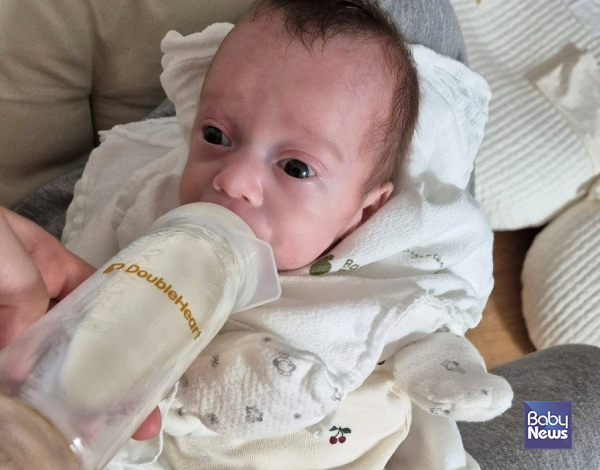 더블하트 이른둥이 젖병을 사용하는 아기 모습. ⓒ더블하트