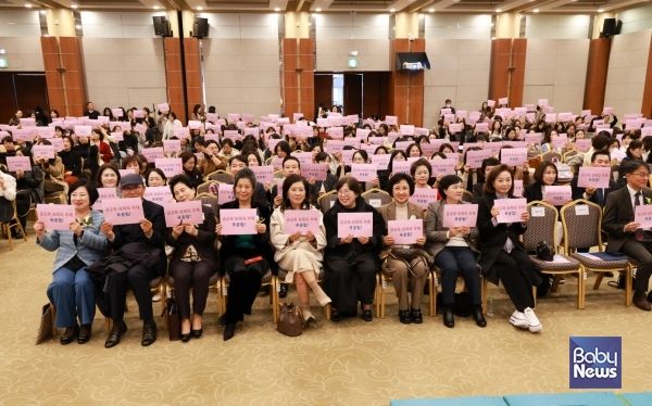 5일 오후 서울 용산구 백범김구기념관 컨벤션홀에서 열린 제12회 전국국공립 보육인대회 참가자들이 '공교육·보육의 주체 국공립!'이라는 메시지가 적힌 자료집을 들고 기념촬영을 하고 있다. ⓒ전국국공립어린이집연합회