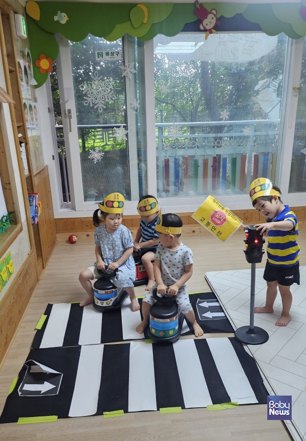 가정어린이집 내에서 펼쳐지고 있는 교통안전교육. ⓒ한국가정어린이집연합회