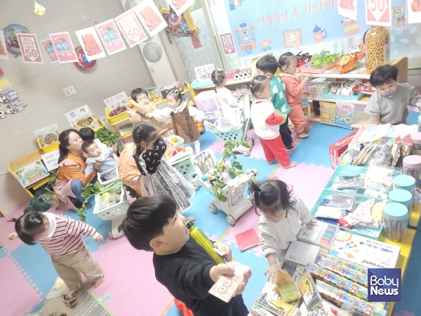 보육교사 1명이 돌보는 아동 수를 줄이면&nbsp;아이에게 더 집중할 수 있고 교사가 돌보는 부담도 줄어든다. ⓒ한국가정어린이집연합회