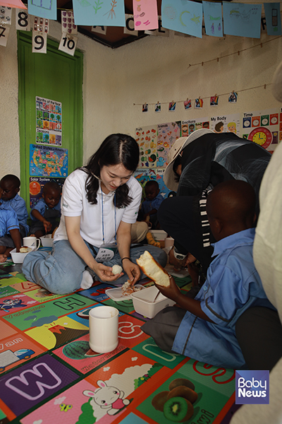 르완다의 아이들을 위해서 자원 활동을 하고 있는 이서영 씨. ⓒ이서영